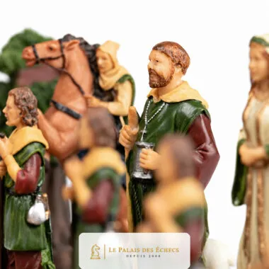 Personnages du jeu d'échecs Robin des Bois, visages peints à la main en gros plan