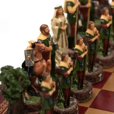 Ensemble Robin des Bois Echiquier en Similicuir & Jeu d'Echecs en Résine Peint à la Main – Image 3