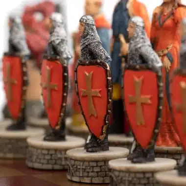 Ensemble Robin des Bois Echiquier en Similicuir & Jeu d'Echecs en Résine Peint à la Main – Image 6
