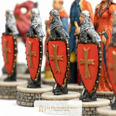 Pièces d'échecs chevaliers croisés avec boucliers rouges et croix dorées en rangée