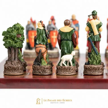 Pièces d'échecs vues de dos, arbre sculpté et personnages verts de la forêt de Sherwood