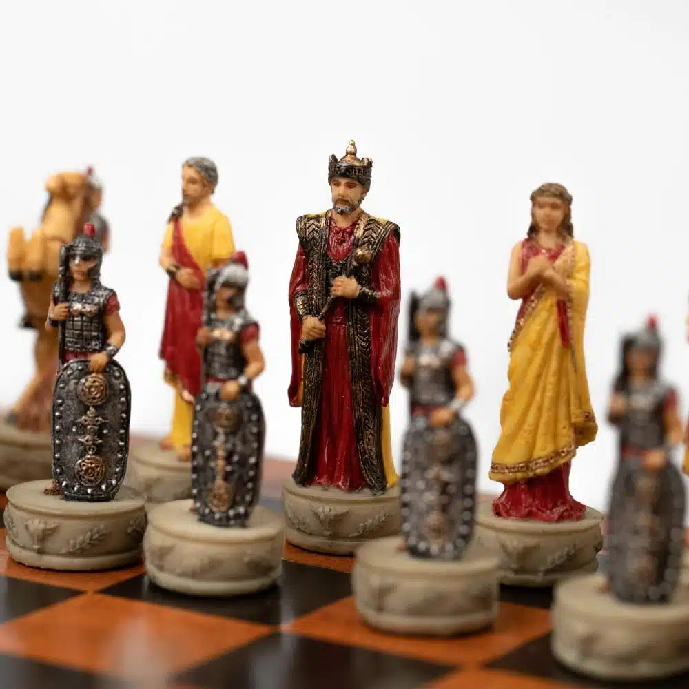 Ensemble Guerre de Troie Echiquier en Similicuir et Jeu d'Echec en Résine Peint à la Main – Image 3