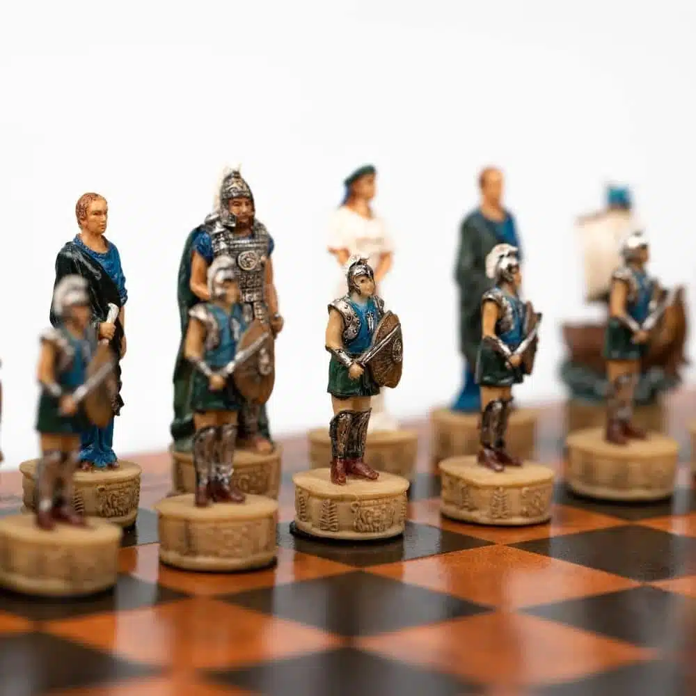 Ensemble Guerre de Troie Echiquier en Similicuir et Jeu d'Echec en Résine Peint à la Main – Image 4