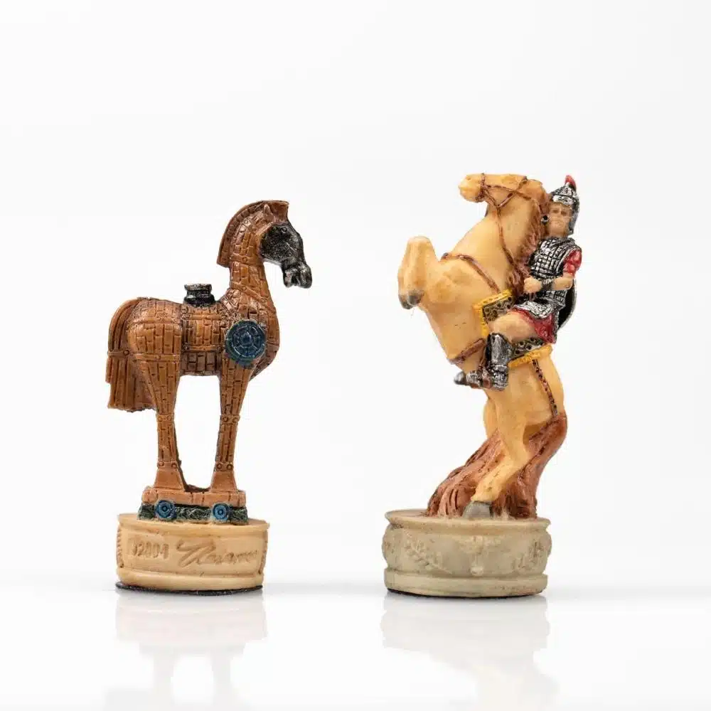 Ensemble Guerre de Troie Echiquier en Similicuir et Jeu d'Echec en Résine Peint à la Main – Image 9