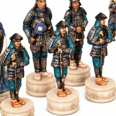 Pièces d'échecs samouraïs en résine peinte, détail des soldats en armure bleue