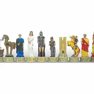 Alignement complet des pièces du jeu d'échecs La Guerre de Troie sur leurs socles