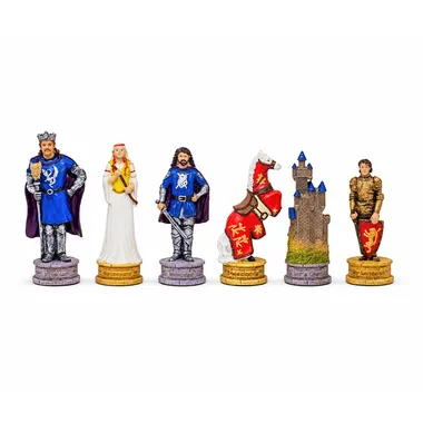 Jeu d'échecs en résine Roi Arthur, pièces peintes alignées sur fond blanc