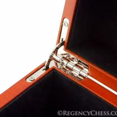 Charnière métallique chromée détaillée à l'angle du coffret ouvert