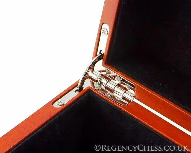 Charnière métallique chromée détaillée à l'angle du coffret ouvert