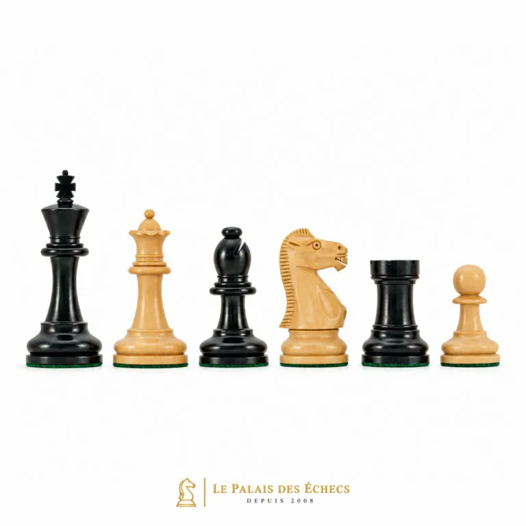 Pièces d'échecs Staunton Supreme III en bois d'ébène alignées sur fond blanc
