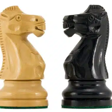 Cavaliers noir et clair du jeu Staunton Supreme III présentés côte à côte