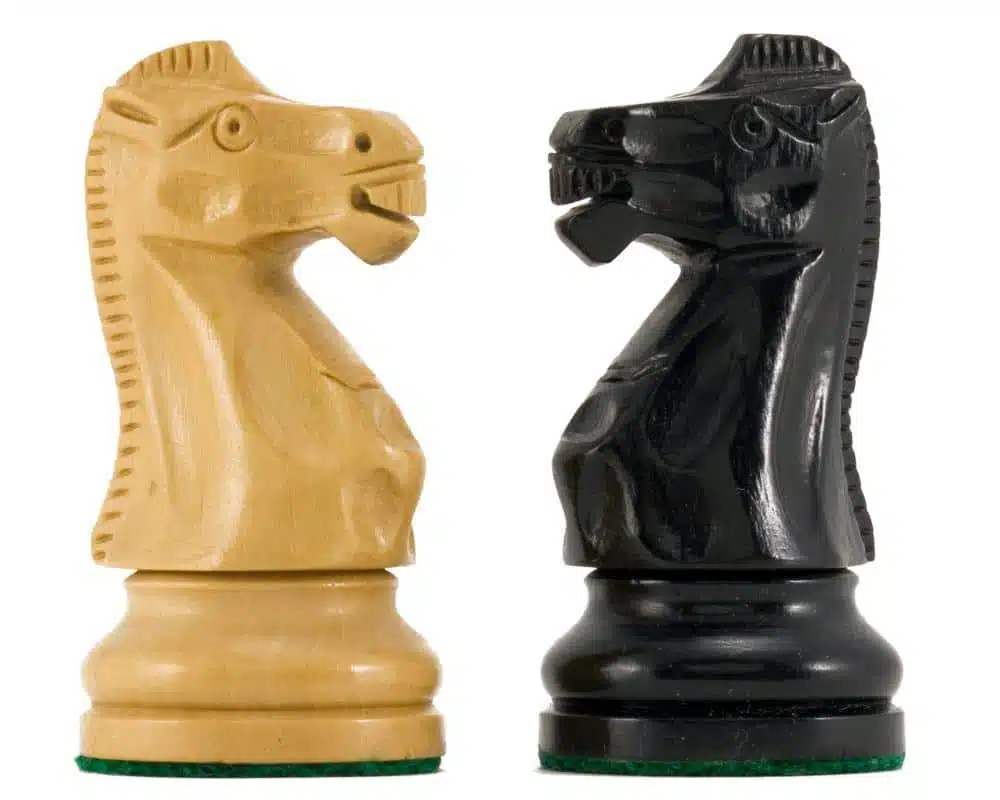 Cavaliers noir et clair du jeu Staunton Supreme III présentés côte à côte