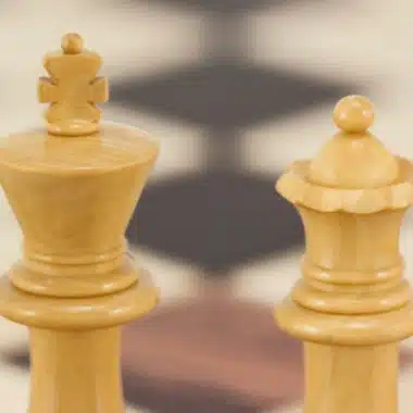 Jeu d'Echecs Staunton Supreme III, gros plan sur le roi et la dame en buis clair