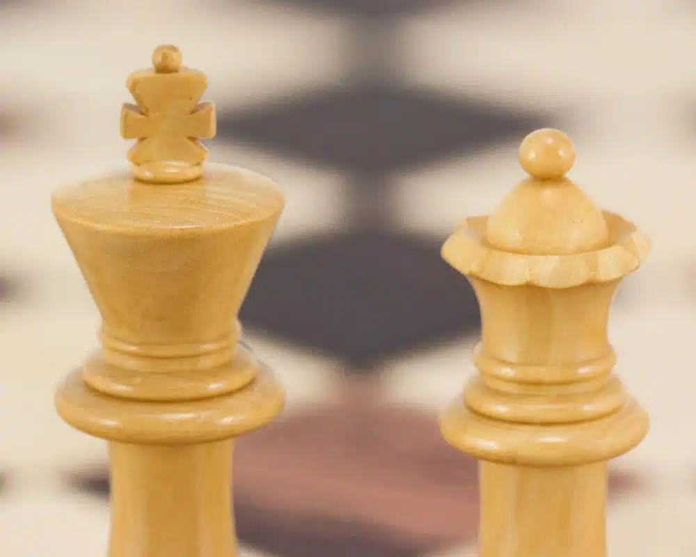 Jeu d'Echecs Staunton Supreme III, gros plan sur le roi et la dame en buis clair