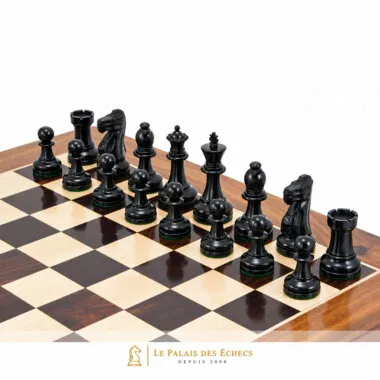Pièces noires du jeu d'échecs Staunton Supreme III disposées sur l'échiquier