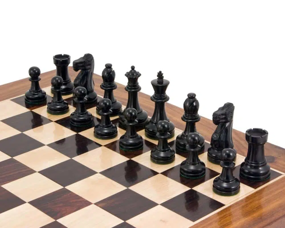 Pièces noires du jeu d'échecs Staunton Supreme III disposées sur l'échiquier