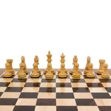 Pièces claires du jeu d'échecs Staunton Supreme III alignées face à face sur l'échiquier