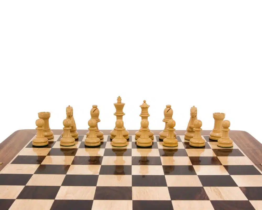 Pièces claires du jeu d'échecs Staunton Supreme III alignées face à face sur l'échiquier