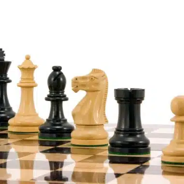 Pièces d'échecs Staunton Supreme III vues en gros plan sur l'échiquier en bois