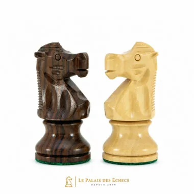 Cavaliers du jeu d'échecs Staunton Chevalier, détail des têtes sculptées en bois de rose et buis