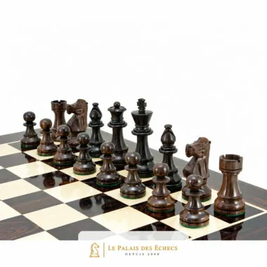 Jeu d'échecs Staunton « Chevalier » en bois de rose, pièces noires alignées sur l'échiquier
