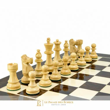 Pièces claires du jeu d'échecs Staunton Chevalier alignées sur l'échiquier, vue de côté