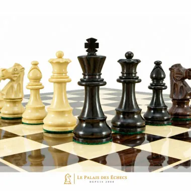 Jeu d'échecs Staunton Chevalier en bois de rose, pièces disposées sur un échiquier