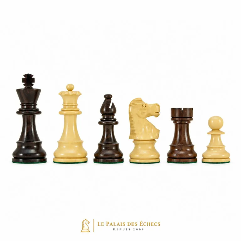 Jeu d'échecs Staunton Chevalier en bois de rose, pièces alignées sur fond blanc