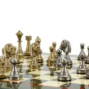 Pièces d'échecs en métal doré et argenté alignées sur l'échiquier