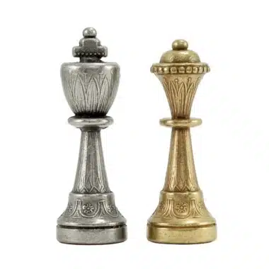 Deux rois d'échecs en métal, versions argentée et dorée côte à côte