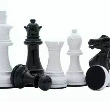 Ensemble Jeu d'Echec Bicolore Noir et Blanc Moderne en Bois Laqué – Image 6