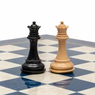 Dames noire et claire du jeu Windsor face à face sur l'échiquier
