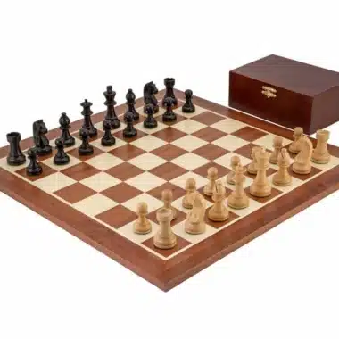 Ensemble Grand Championship II Echiquier en Bois d'Acajou et d'Erable, Jeu d'Echecs en Bois de Buis et Buis Ebonisé & Coffret de Rangement en Bois de Bouleau