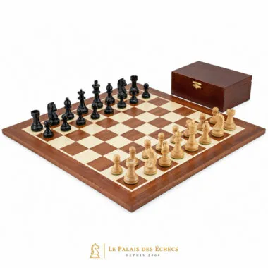 Ensemble complet Grand Championship II disposé sur l'échiquier en acajou et érable, coffret ouvert