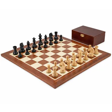 Ensemble complet Grand Championship II disposé sur l'échiquier en acajou et érable, coffret ouvert