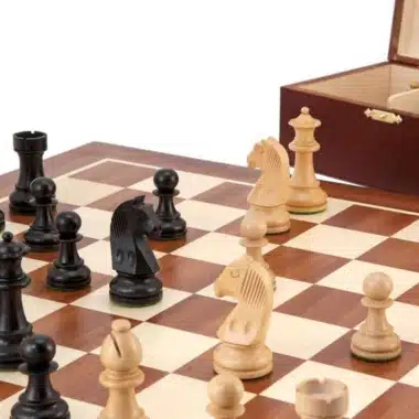 Alternative view of Ensemble Grand Championship II Echiquier en Bois d'Acajou et d'Erable, Jeu d'Echecs en Bois de Buis et Buis Ebonisé &  Coffret de Rangement en Bois de Bouleau
