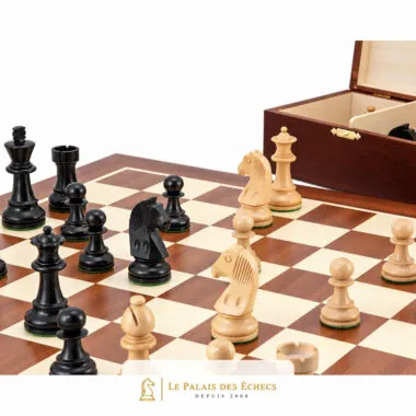 Pièces en buis et buis ébonisé en plein jeu, coffret de rangement en bouleau en arrière-plan