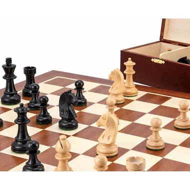 Pièces en buis et buis ébonisé en plein jeu, coffret de rangement en bouleau en arrière-plan
