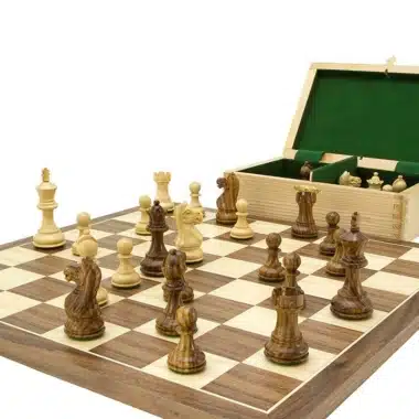 Coffret de rangement ouvert en buis avec pièces Fierce Knight et échiquier