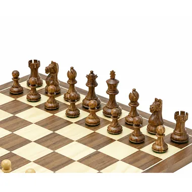 Pièces d'échecs Fierce Knight brunes disposées sur l'échiquier en noyer