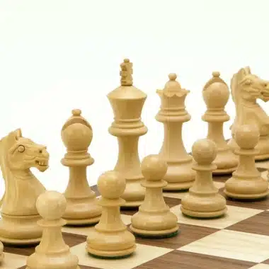 Pièces d'échecs Fierce Knight claires en bois de rose sur l'échiquier