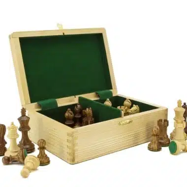 Coffret en buis ouvert avec compartiments feutrés et pièces Fierce Knight
