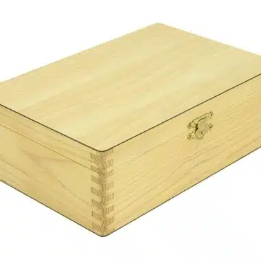 Coffret de rangement en bois de buis clair, fermoir doré fermé