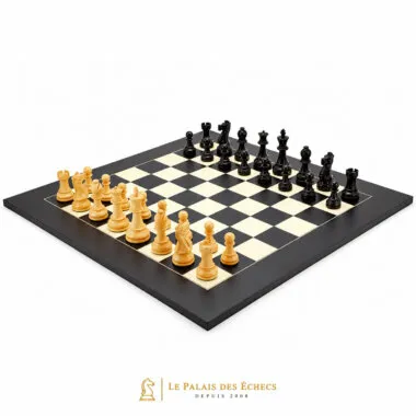 Ensemble Frankfurt en jeu, pièces claires et foncées sur échiquier en érable