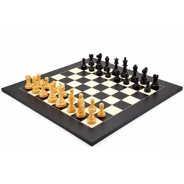 Ensemble Frankfurt en jeu, pièces claires et foncées sur échiquier en érable