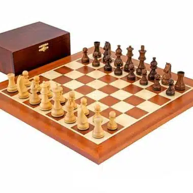 Ensemble "Championship" Echiquier en Bois d'Acajou et d'Erable, Jeu d'Echecs en Bois de Rose Doré et de Buis & Coffret de Rangement en Bois de Bouleau