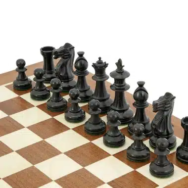 Alternative view of Ensemble Fleur Royale Echiquier en Bois d'Acajou et Erable, Jeu d'Echecs en Bois de Buis Ebonisé