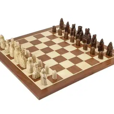 Ensemble Ile de Lewis Géant Echiquier en Bois d'Erable et d'Acajou et Jeu d'Echecs Ile de Lewis
