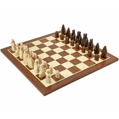 Échiquier géant en érable et acajou avec jeu d'échecs Ile de Lewis en place