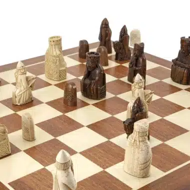 Alternative view of Ensemble Ile de Lewis Géant Echiquier en Bois d'Erable et d'Acajou et Jeu d'Echecs Ile de Lewis